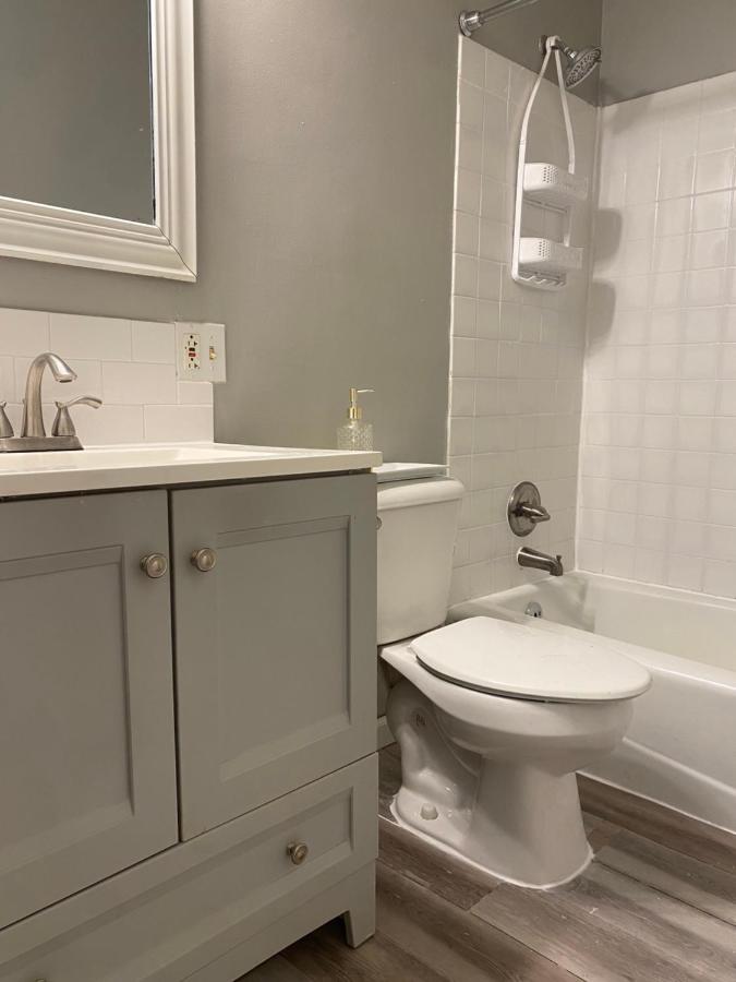 Cozy, 1st floor apartment with 2bdrms Plus Semi private TV room with Futon Family Friendly Close to Everything Pets welcome with Fee - Chambres d'hôtes Cleveland