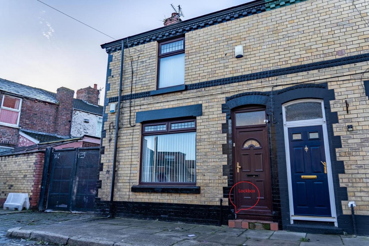 "Furnished Rentals Direct" DominionHouse cul-de-sac Home for 6 people in Anfield near LFC, Goodison Park, Free Street Parking, Suits Travellers, contractors and Family, Near Football action and 10 minutes drive to Liverpool City Centre - B&B