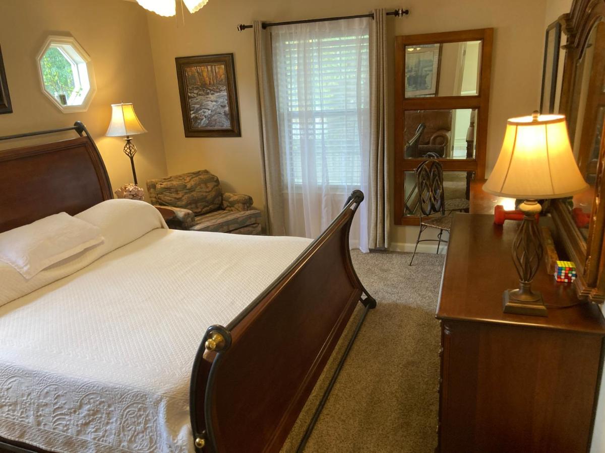 Classic City 3 bedroom 2 bath condo with deck close to UGA, Five Points, and Memorial Park in Athens - B&B Athens