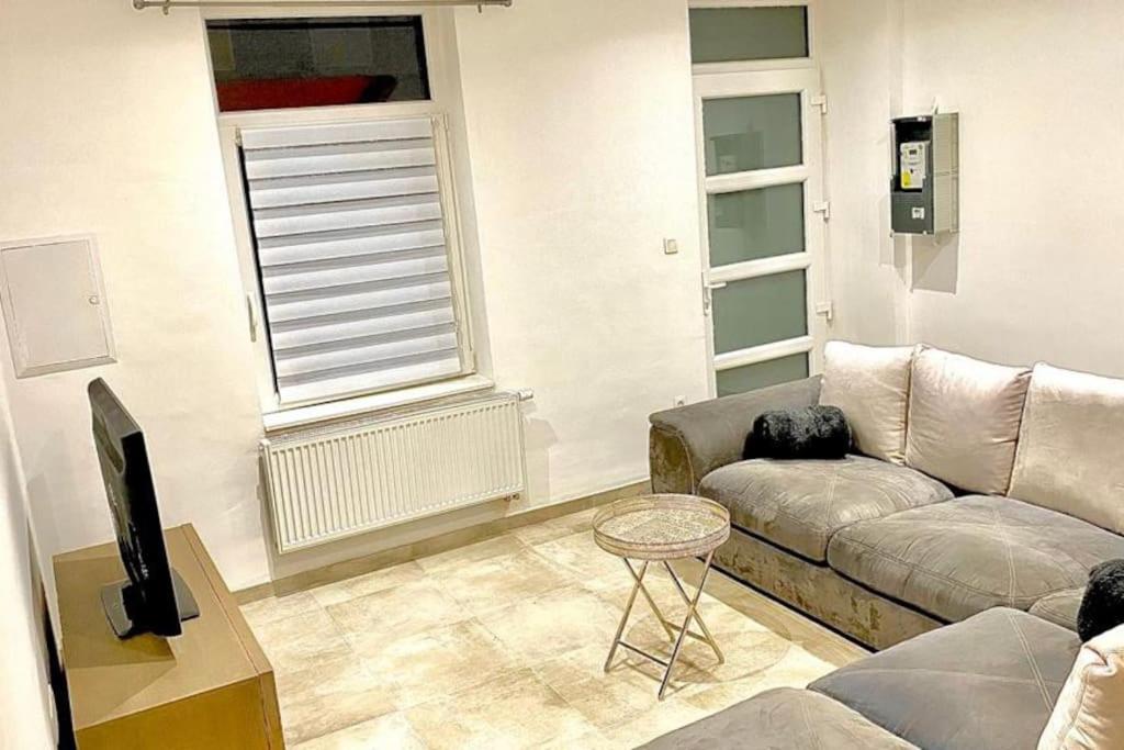 Maison proche du centre ville de la gare l aéroport de Charleroi - B&B Charleroi