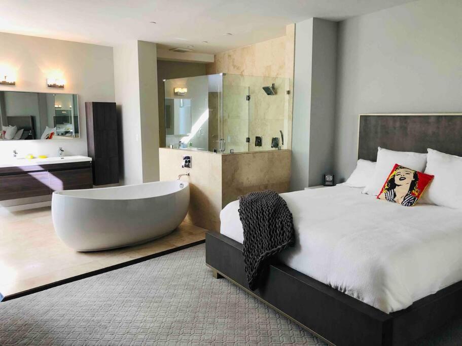Penthouse Luxury, DTLA views, live-work walk to everything! - B&B