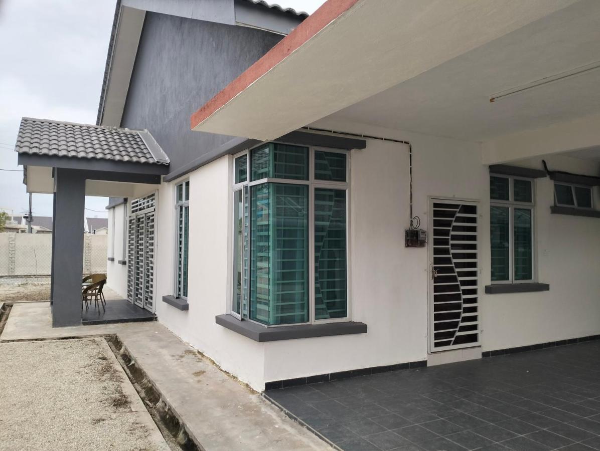 DSara Homestay Fully Furnished 3 Bedrooms Aircond Living Room and All Bedrooms Near Town - Chambres d'hôtes Kampong Kemaman
