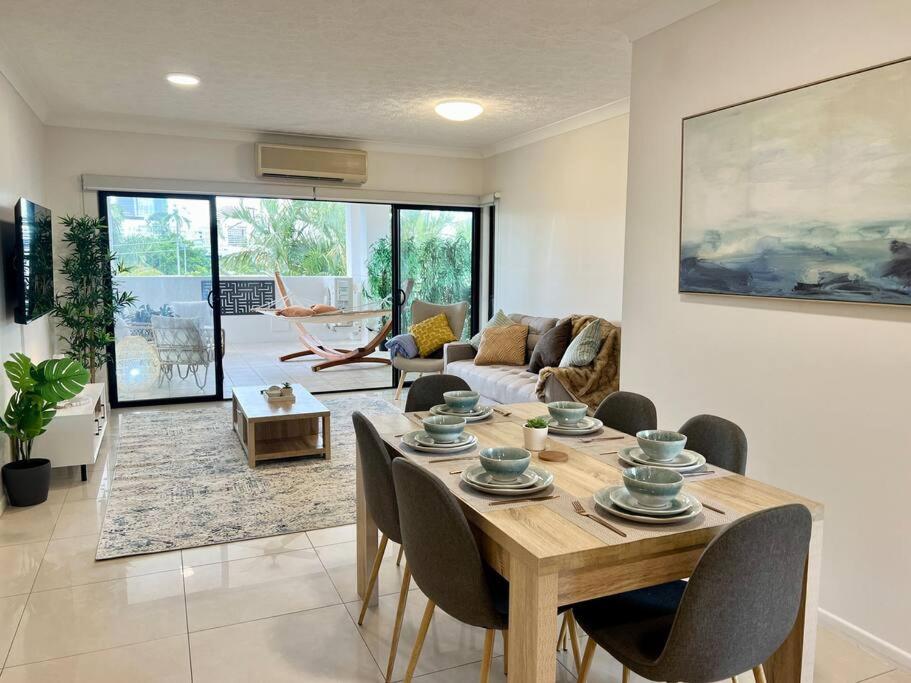 B&B Brisbane - Luxurious 2-Bed with Alfresco Balcony & Parking - Bed and Breakfast Brisbane