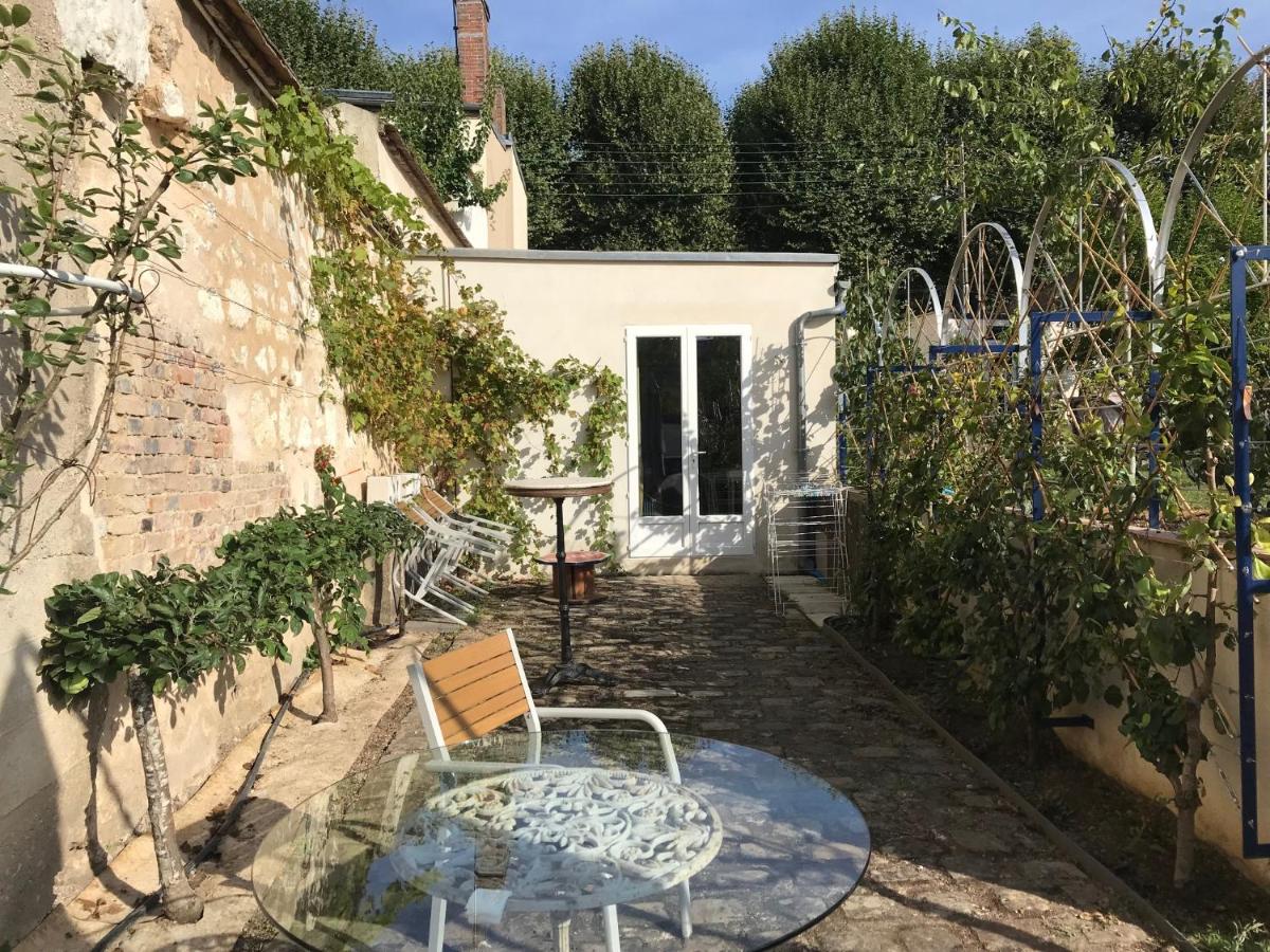 Family Room with Private Terrace and garden view 