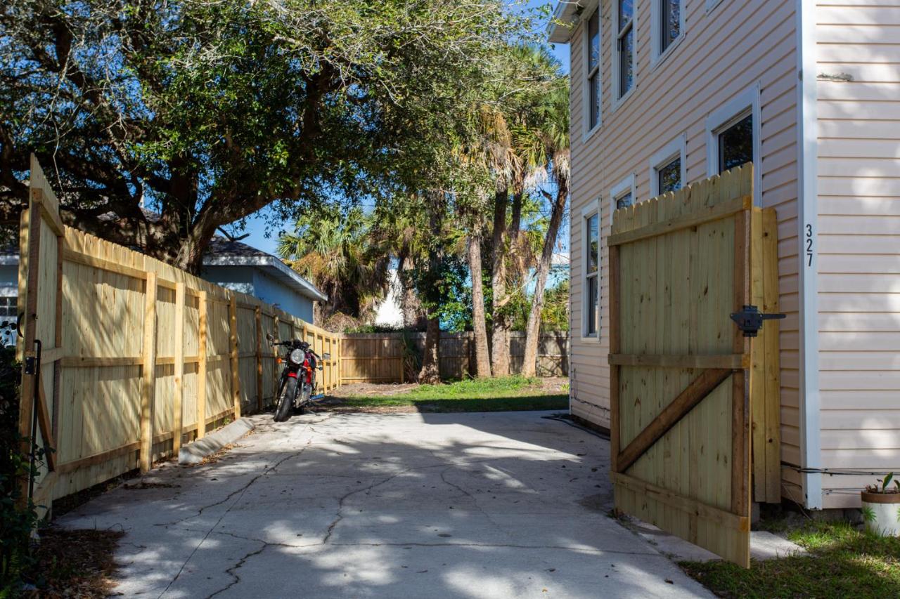 Cozy 2 Bedroom Home Minutes from Beach & Bars - Bed and Breakfast Jacksonville Beach