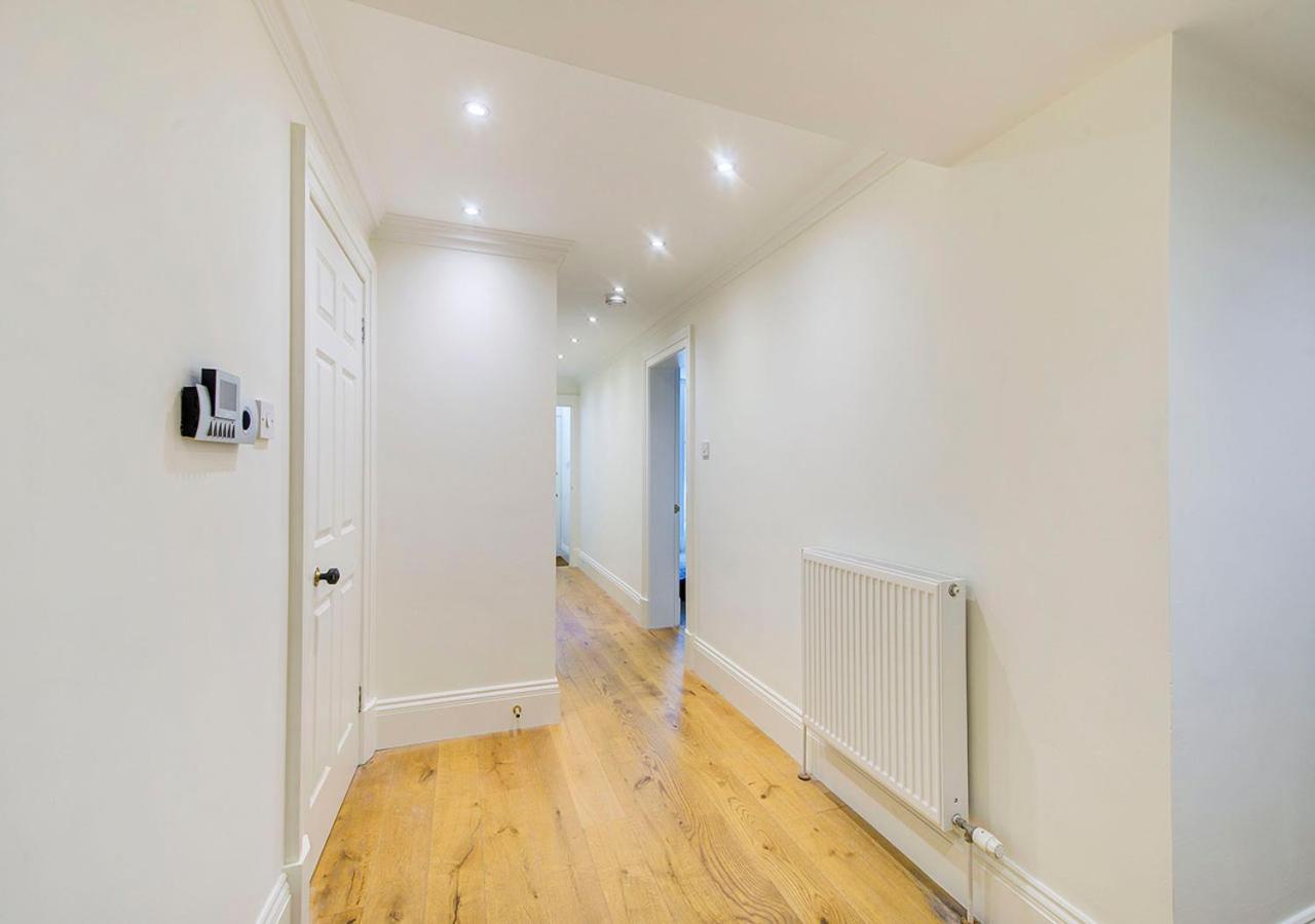 Super central Edinburgh Castle basement - B&B