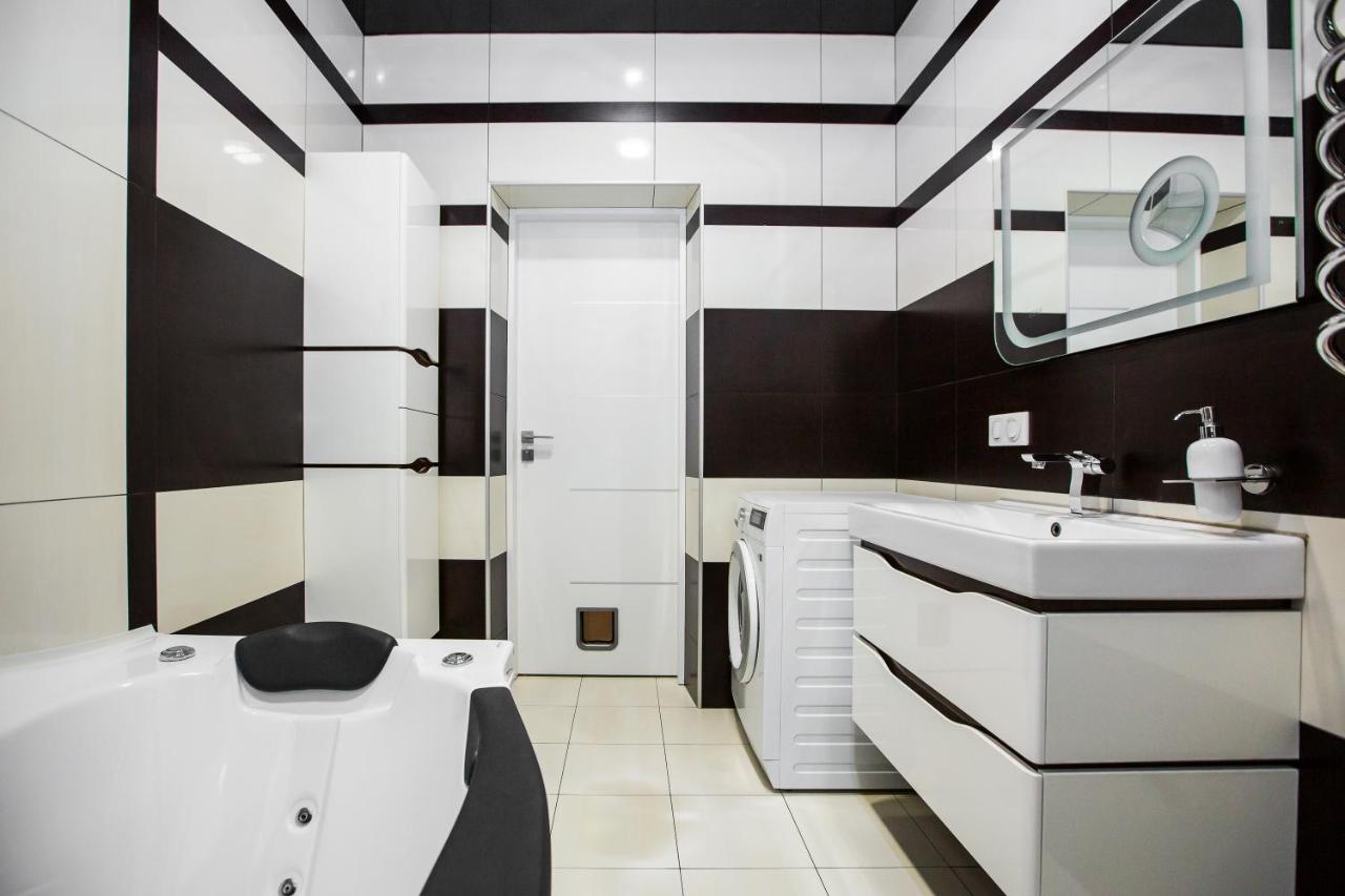 Brand new relaxing place in nice neighbourhood Jacuzzi - Chambres d'hôtes Lviv