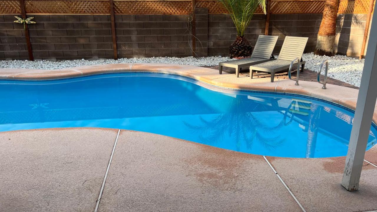 B&B Las Vegas - Large Pool & Patio Cozy Single Story Family House - Bed and Breakfast Las Vegas