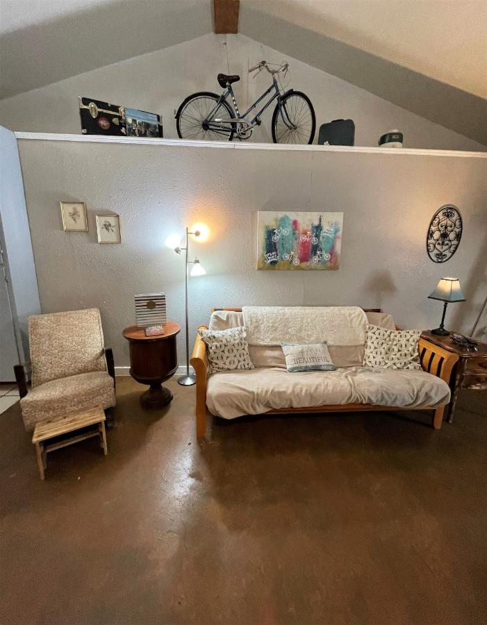 B&B Marble Falls - The Studio at Creekside Camp & Cabins - Bed and Breakfast Marble Falls