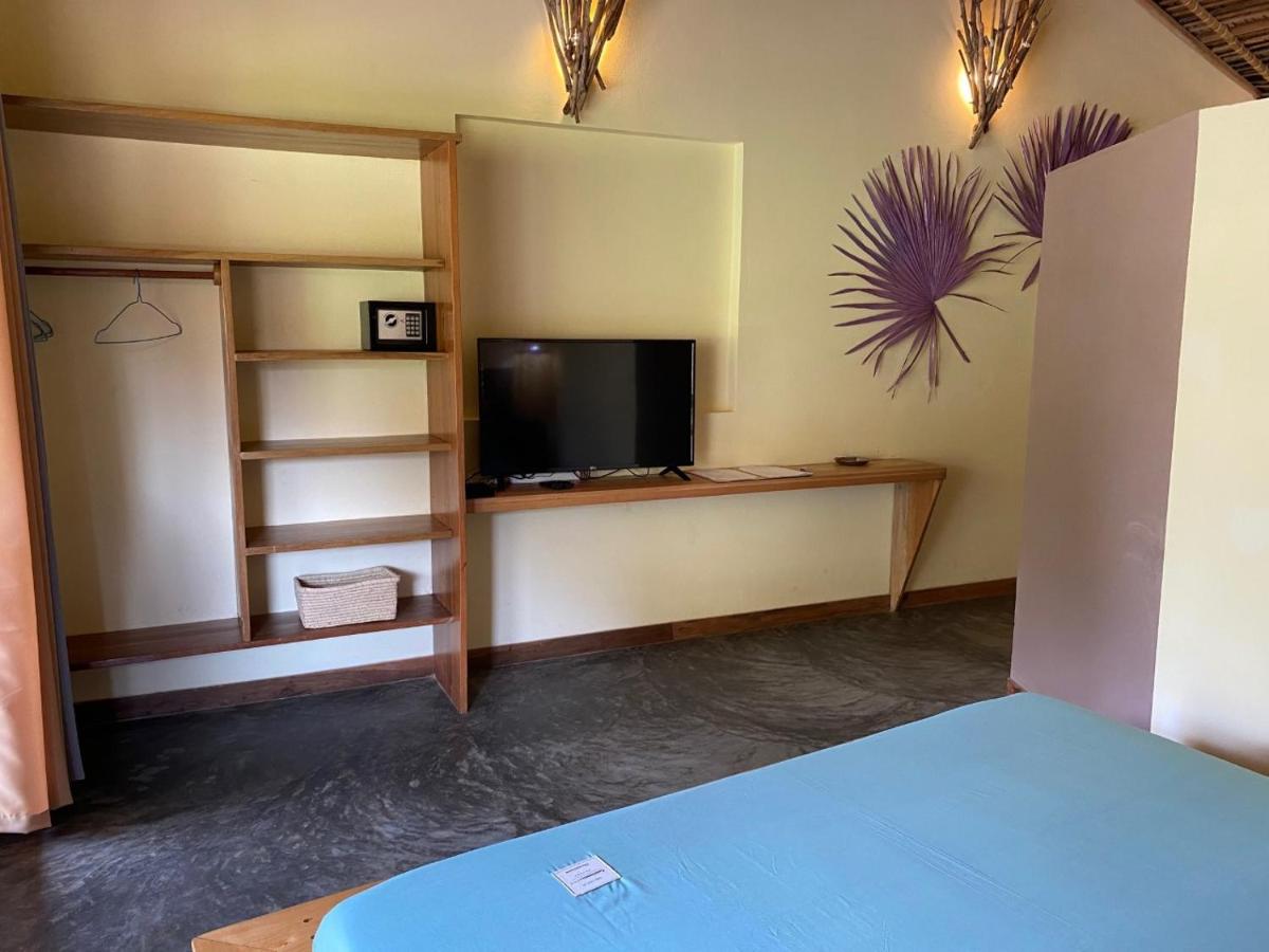 Habitación con cama extragrande y balcón