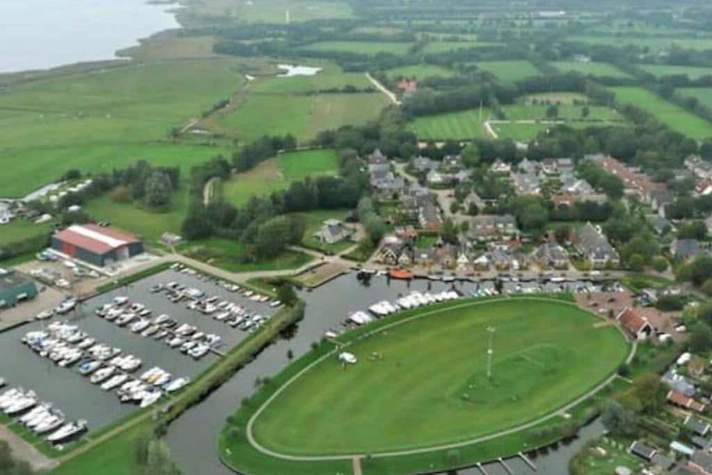 Statige boerderijwoning met vrij uitzicht en tuin - B&B It Heechsân