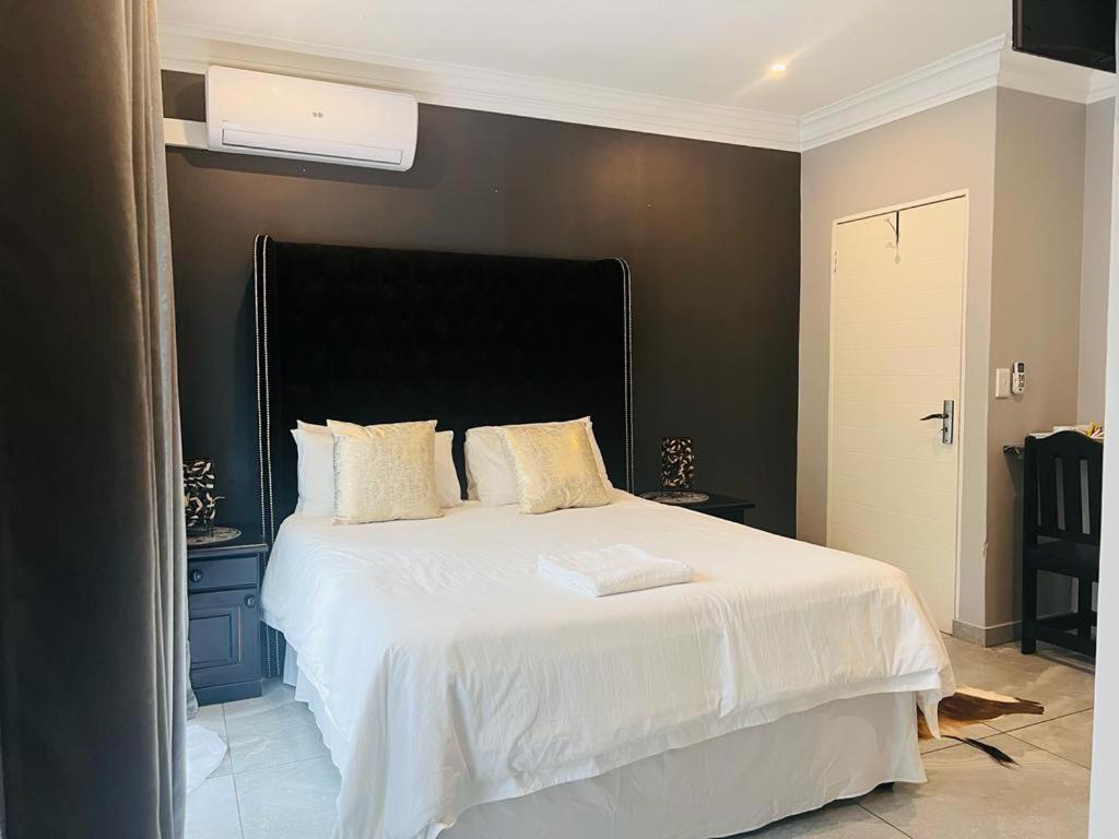 Habitación con cama grande y vistas al jardín