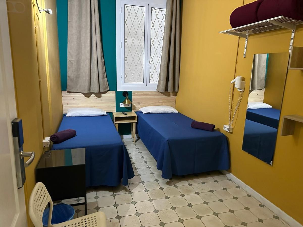 Camera Doppia con Letti Singoli e Bagno in Comune