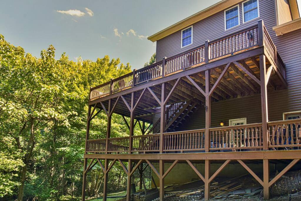 B&B Asheville - 5 BDRMS w/hot tub. 6 miles to downtown Asheville - Bed and Breakfast Asheville