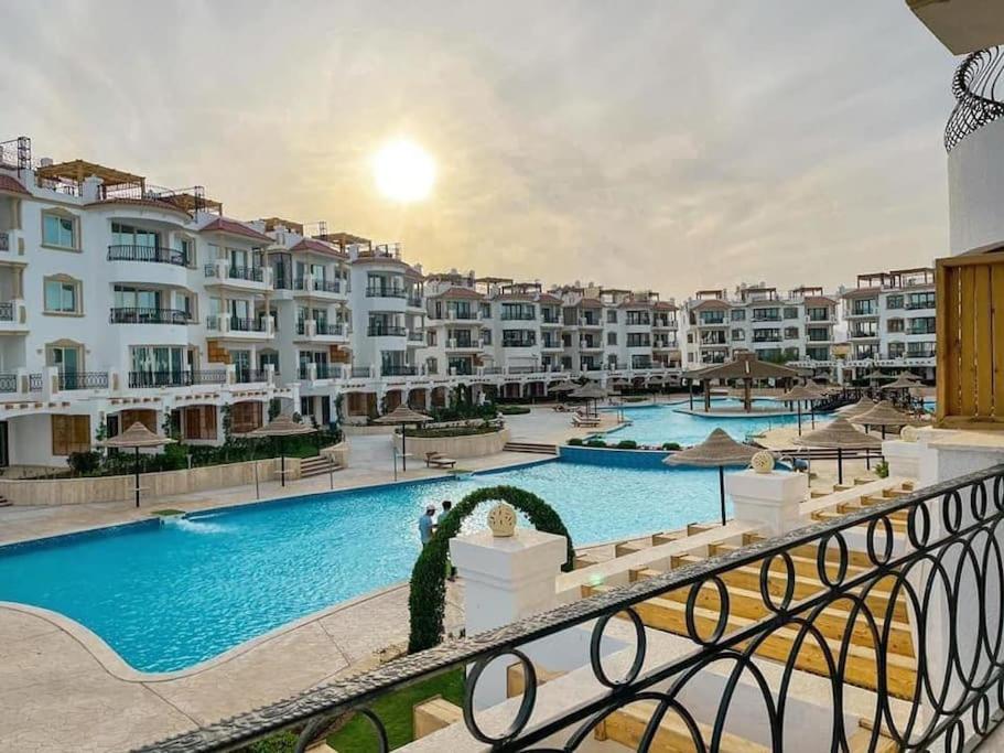 2-Bedroom Apartment on the Second Floor with a Balcony and amazing Pool View & Free Beach Access in Sharm Hills Resort - Bed and Breakfast Sharm el-Sheikh