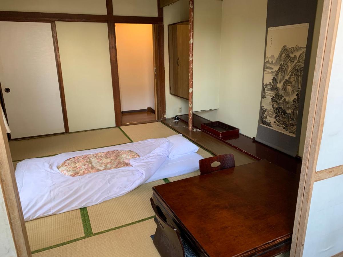 Japanisch eingerichtetes Zweibettzimmer mit Gemeinschaftsbad.