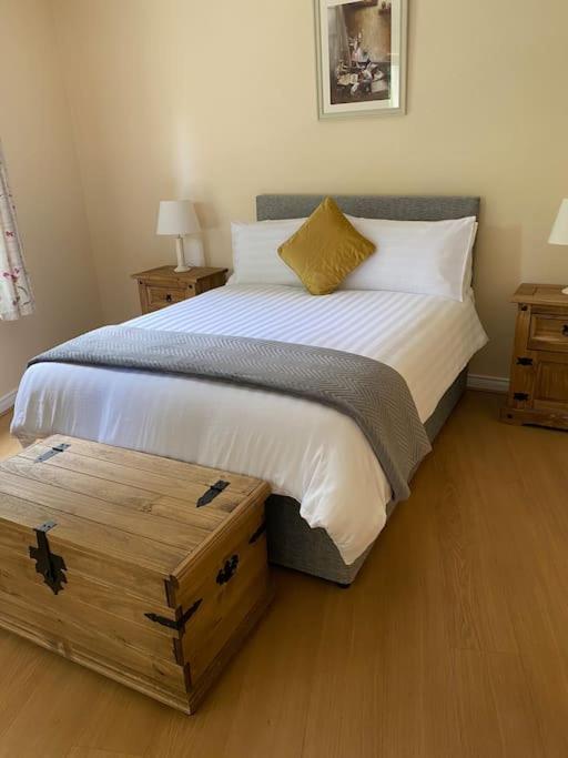 B&B Ardara - Glengesh Court. Ardara town centre. - Bed and Breakfast Ardara