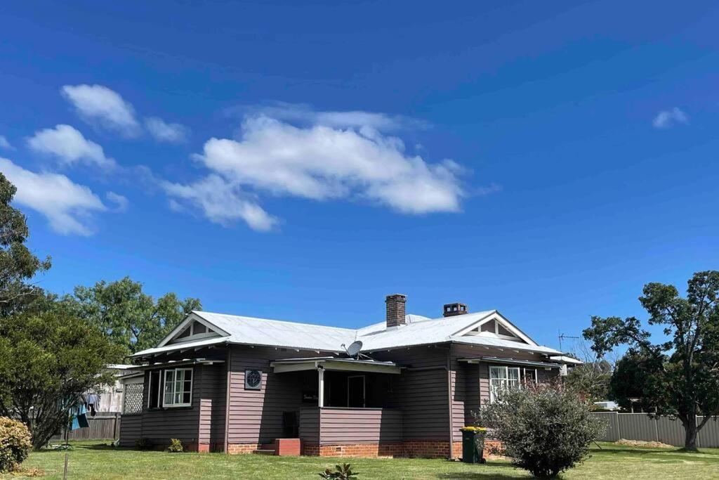 B&B Tenterfield - The Brown House Tenterfield - Bed and Breakfast Tenterfield