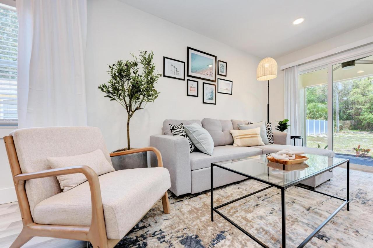 King Bed & Patio, Minutes to the Beach - B&B Osprey