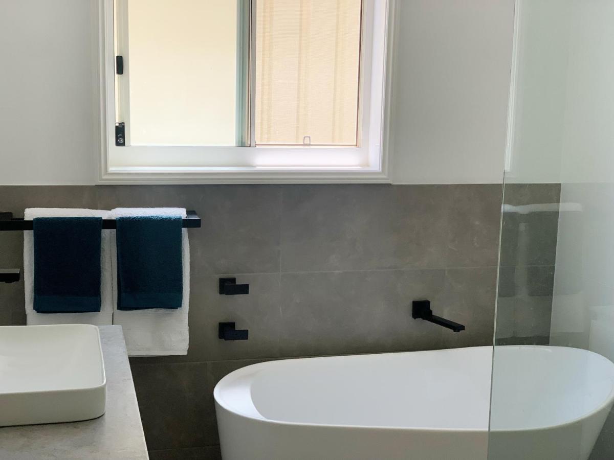 Cheerful/family friendly home with water views - B&B Shellharbour