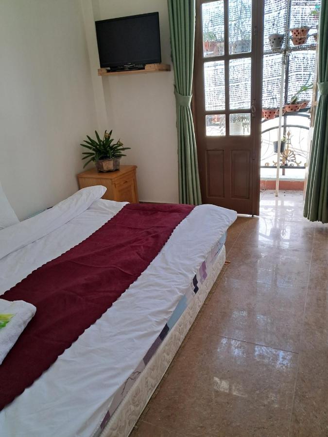 Habitación con cama extragrande y balcón