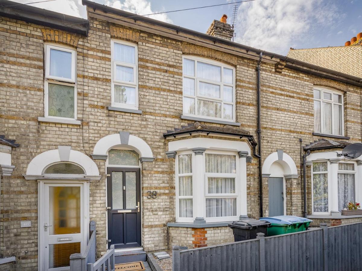 "FurnishedRentals Direct" WiggenHouse Stylish 3 Bedroom house Sleeps 8 with Free Parking, 2 Bathrooms, near to Watford High Street and Watford Football Stadium, Suitable for visiting Harry Potter Warner Bros Studio and London - B&B