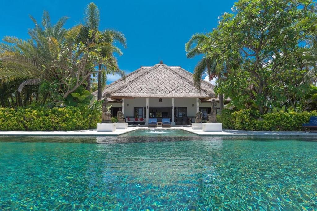 B&B Bubunan - Villa Sali: luxury beach villa with staff! - Bed and Breakfast Bubunan