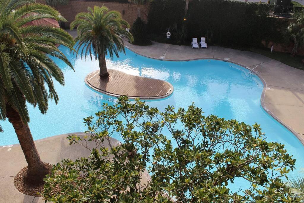 Bluebonnet by the Sea - Resort-Style Pool and Beach Views - B&B