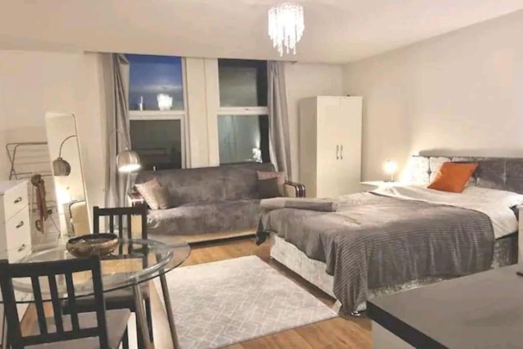 B&B London - Private spacious studio Ealing 2 mins from tube - Bed and Breakfast London