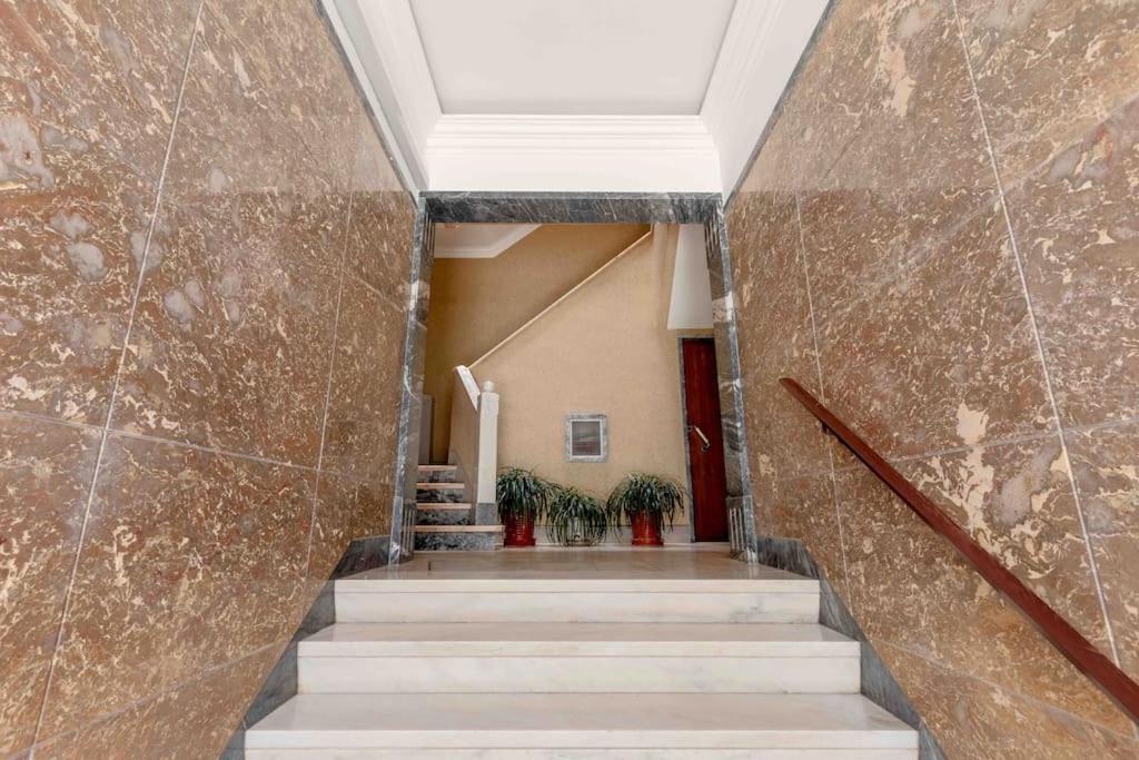 Lovely 3-bedroom condo w/ free parking on premises - B&B