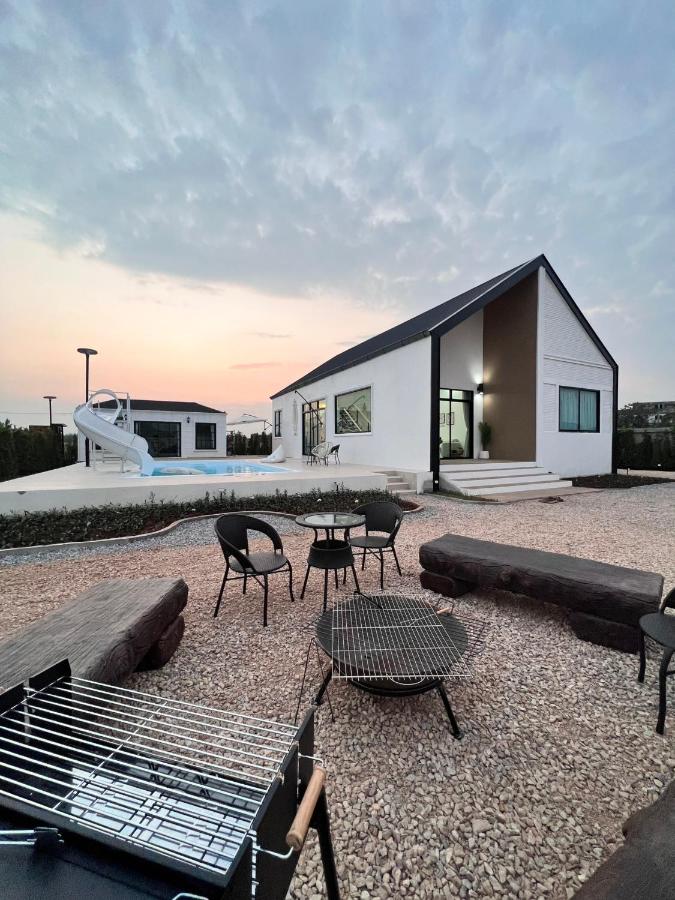 373 pool villa - B&B