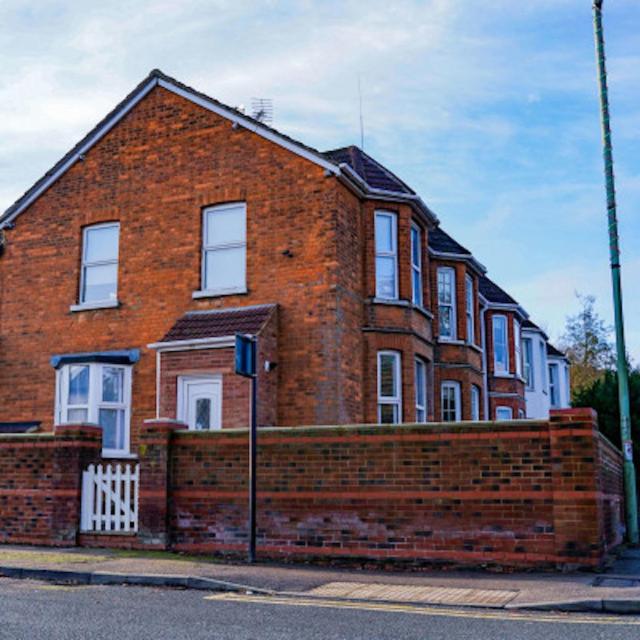 Bedford Rd Apartment Ideal for Hospital & Town Centre - Chambres d’hôtes Kempston