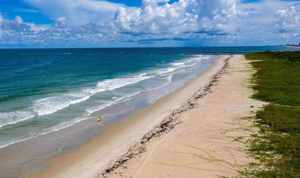 2 Bedroom-1.5 Bath Apartment Steps away from Beach & Inlet d - Chambres d’hôtes