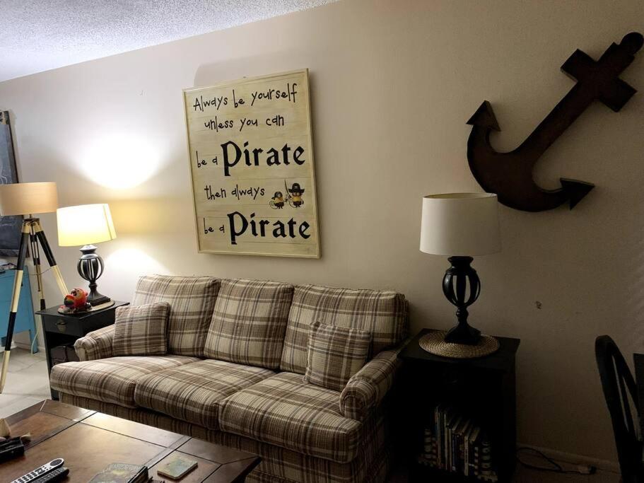 B&B Crystal River - Professor Rousseau's Pirates Lair - Bed and Breakfast Crystal River