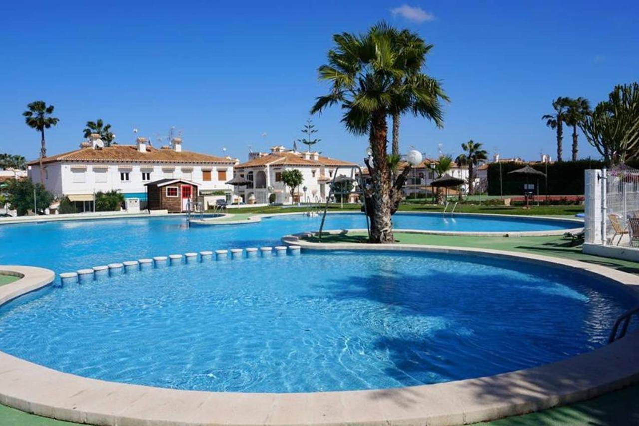 Luxury Bungalow Costa Blanca Ground Floor ,Torrevieja, Lago Jardin 1 - B&B