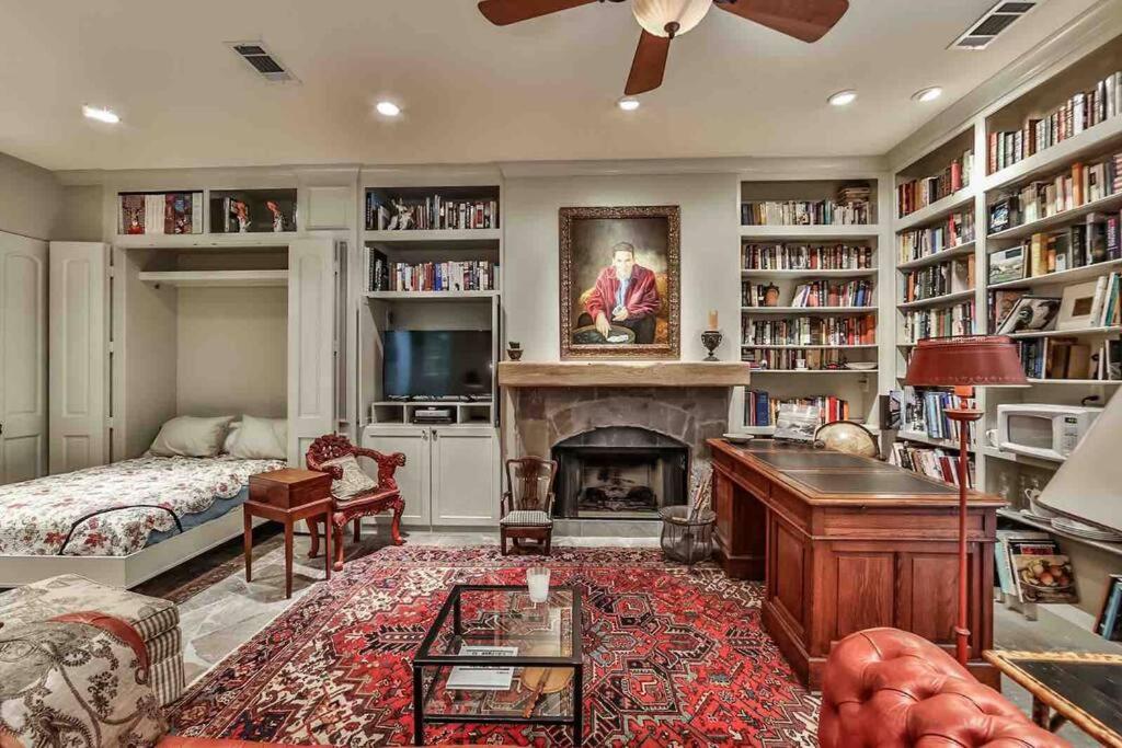 B&B Houston - Artist's Library with a Private Swimming Pool - Bed and Breakfast Houston