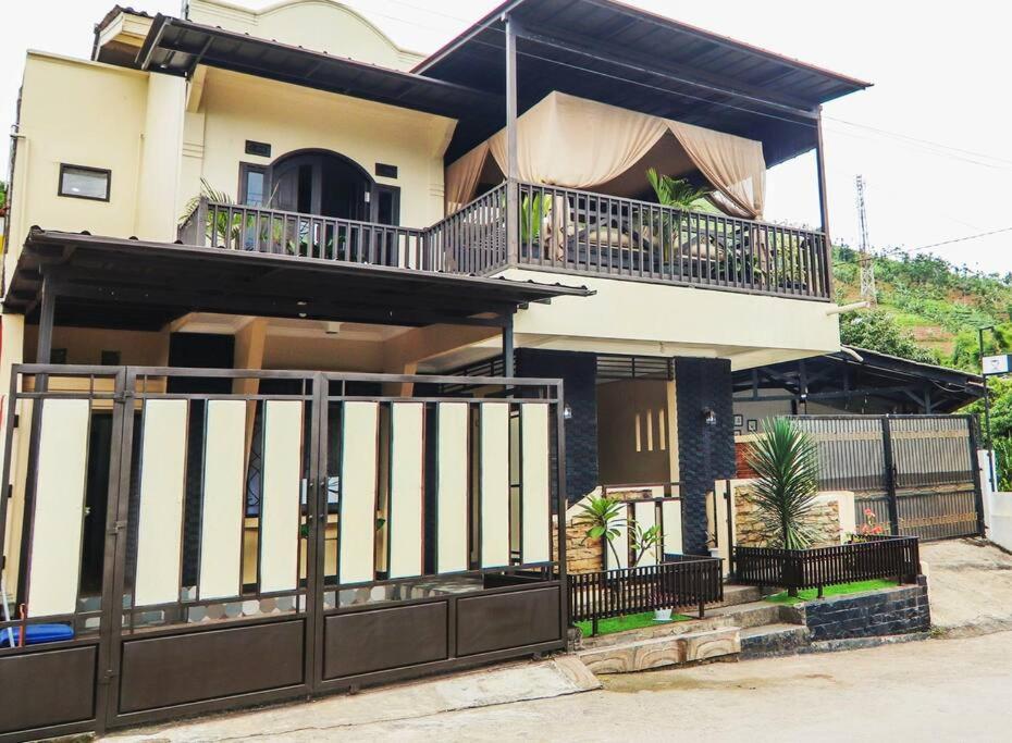 B&B Bandung - The Yuwono House Bandung - Bed and Breakfast Bandung