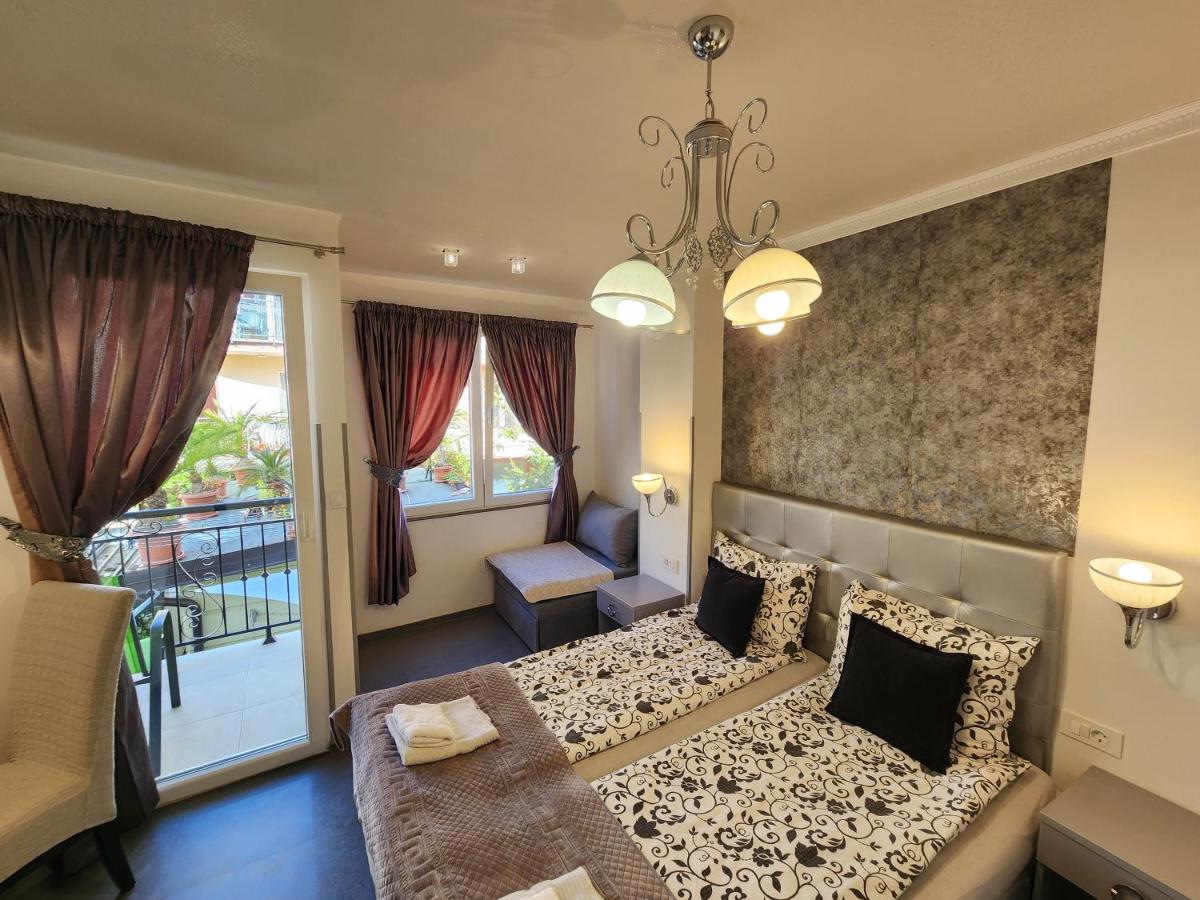 King Studio with Sofa Bed