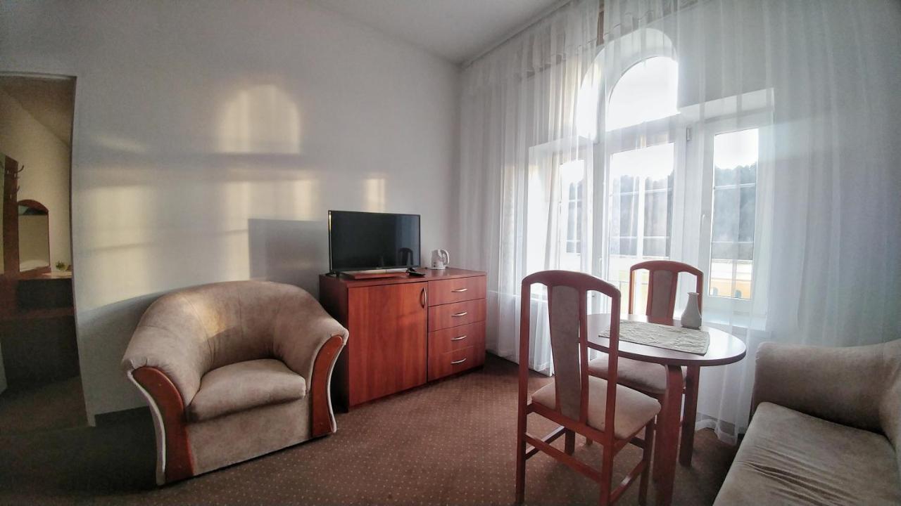 Dreibettzimmer mit Bergblick