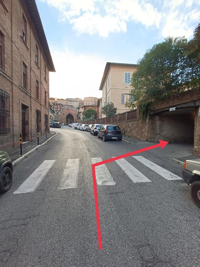 FirstHouse - nel centro storico con Parcheggio Gratuito - B&B Siena