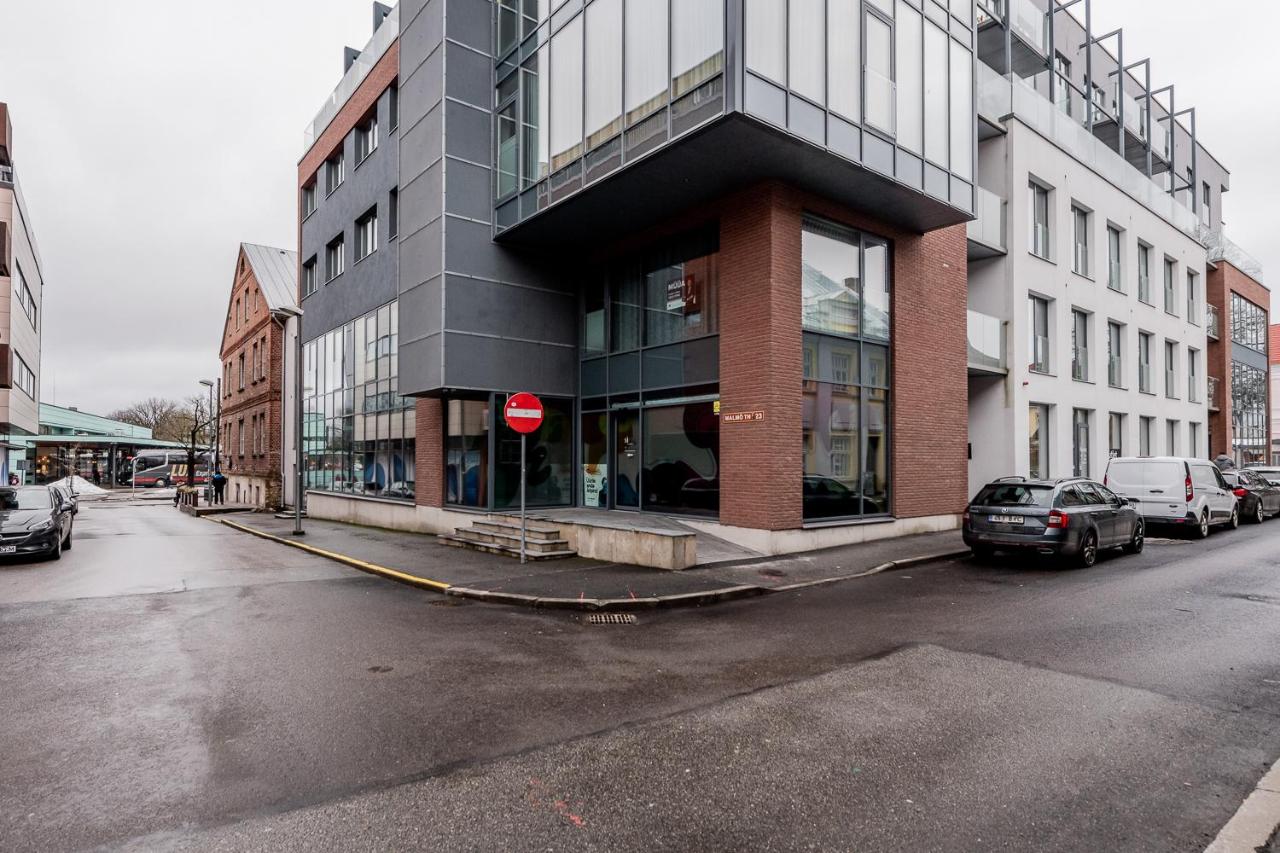 Downtown 2BR with Balcony & Free Secure Garage Parking - B&B Pärnu