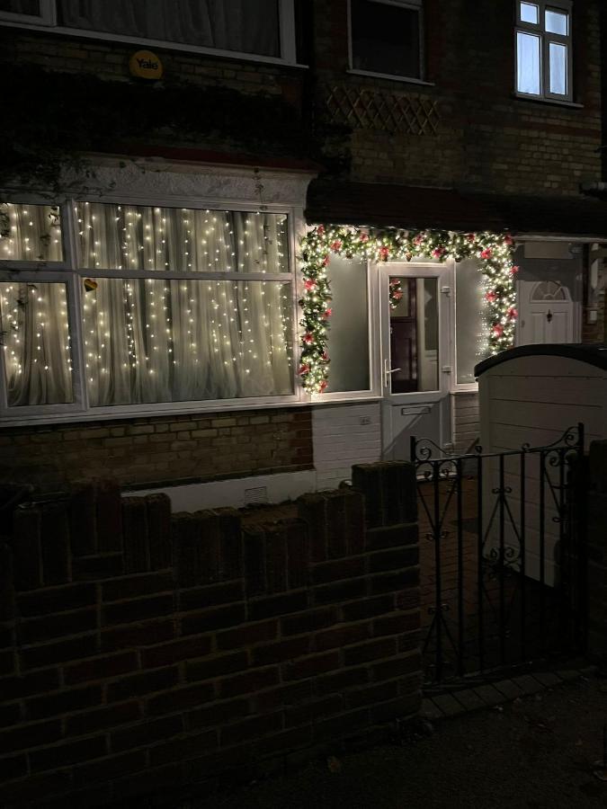 Three Bedroom Family home with garden in Walthamstow - B&B