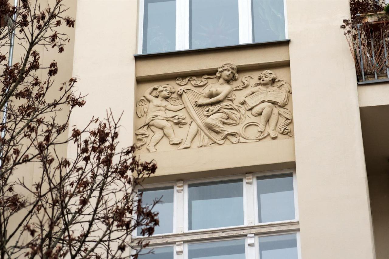 Holiday 33 Apartment K next to Alexanderplatz, 4 rooms with bathroom & guest toilet - Chambres d'hôtes Berlin