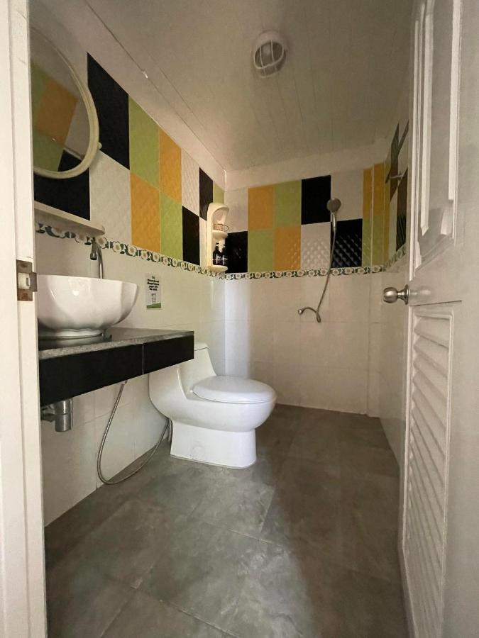 Tweepersoonskamer met 2 Aparte Bedden en Eigen Badkamer
