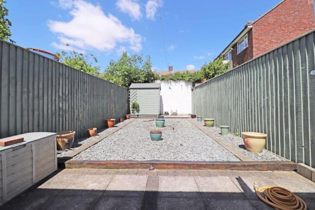 Cheerful 2 bedroom holiday home with parking - Bed and Breakfast