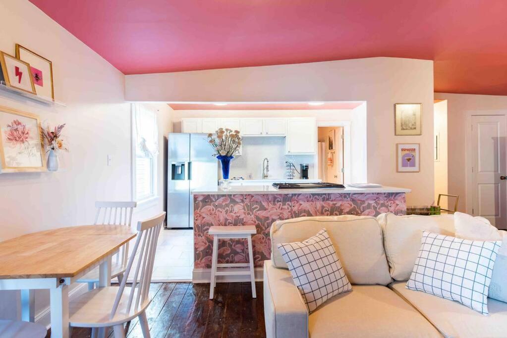 B&B Louisville - Blush And Bashful Germantown Two Bedroom Apartment - Bed and Breakfast Louisville