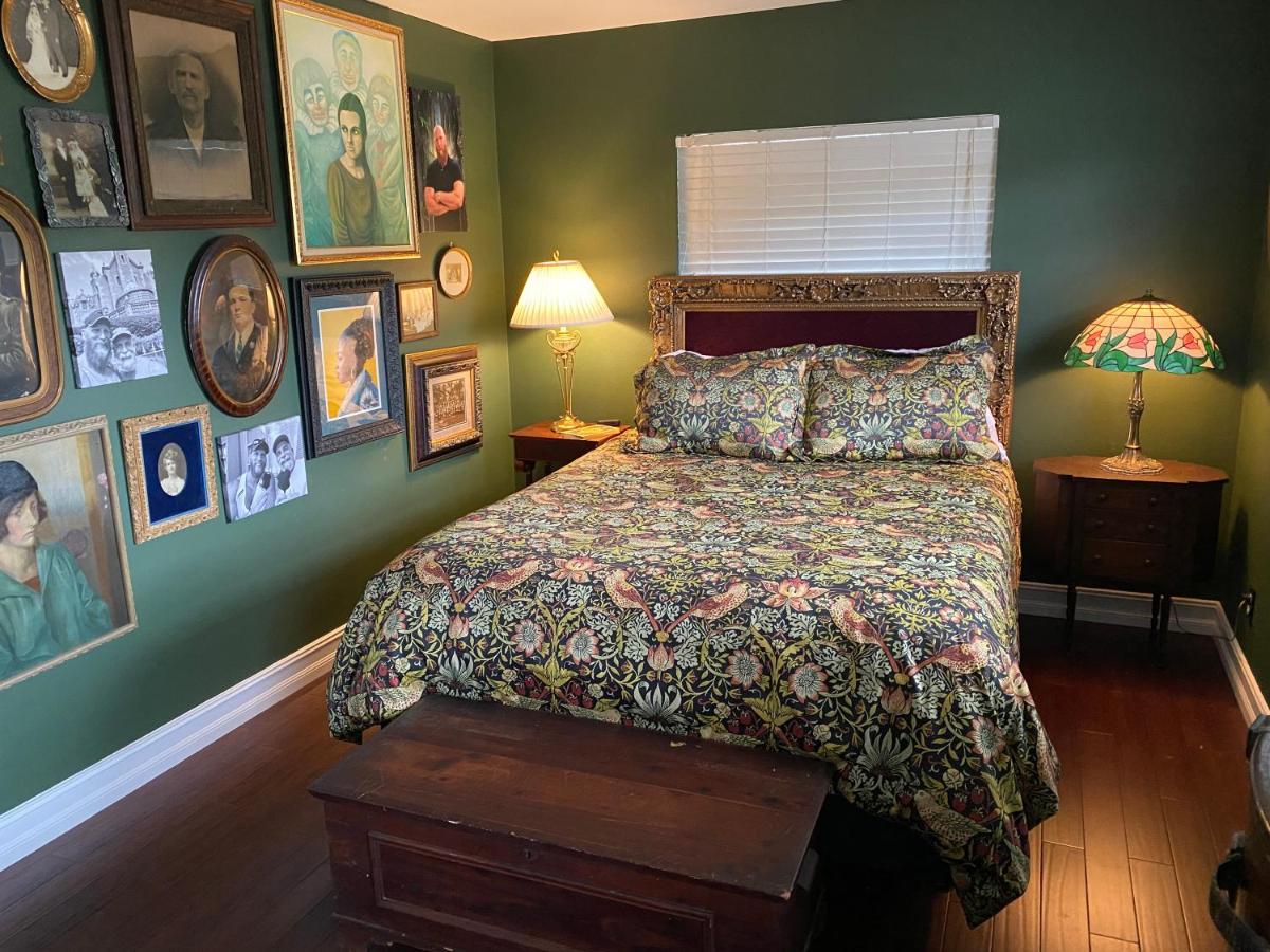 B&B Tampa - Phantom History House - Portrait Room - Bed and Breakfast Tampa