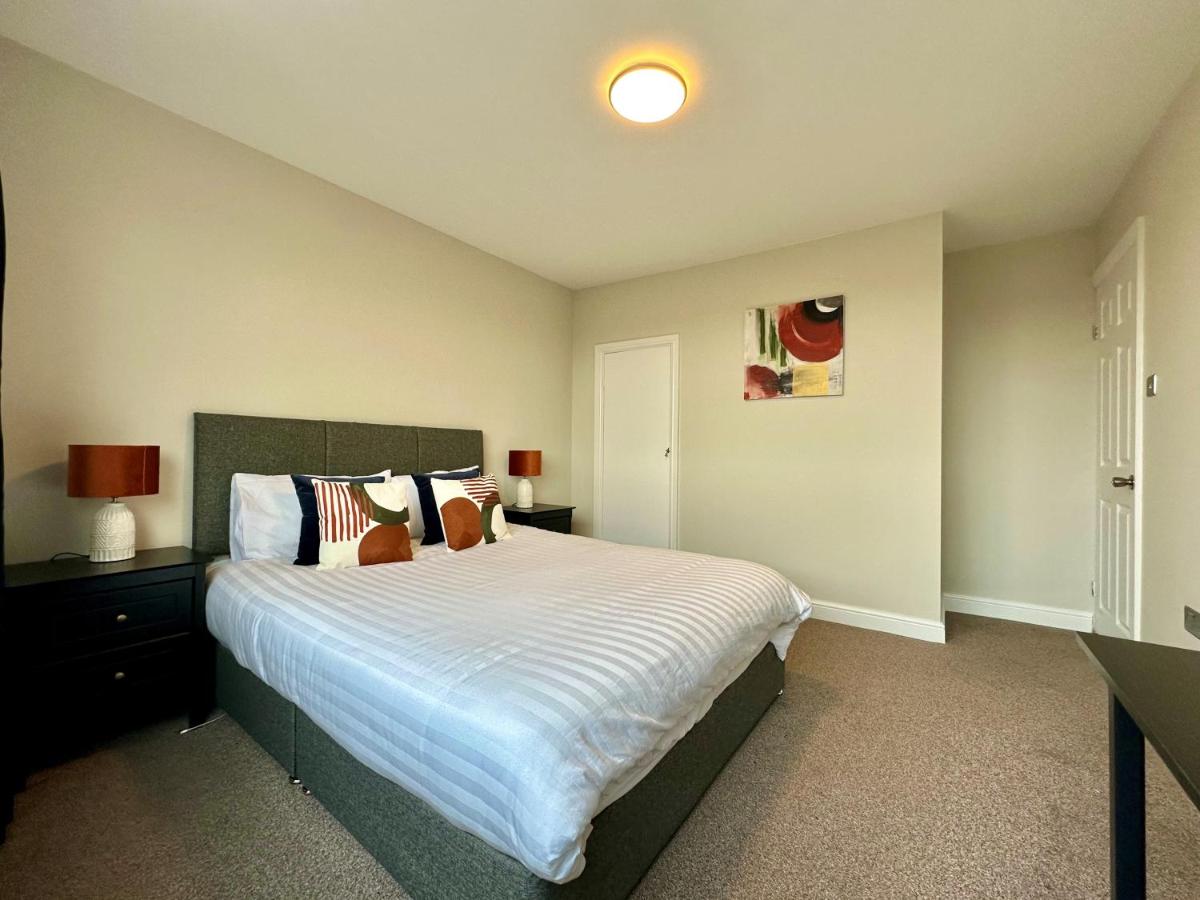 Spacious 3 double bedroomed house in Bicester - Bed and Breakfast