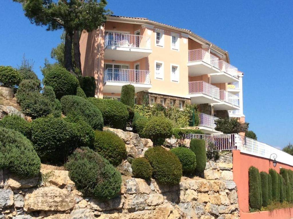 AGAY, Cap Esterel, magnifique vue mer panoramique et massif de l'Esterel, terrasse sud, accès 5 piscines, parking, dernier étage, classé 3 étoiles, site naturel de rêve - B&B
