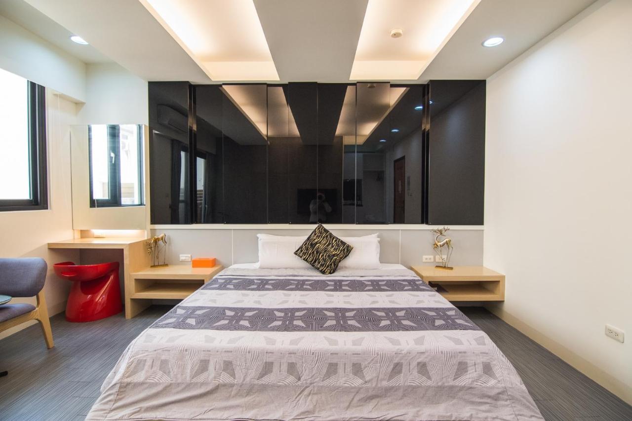 Habitación con cama grande y balcón